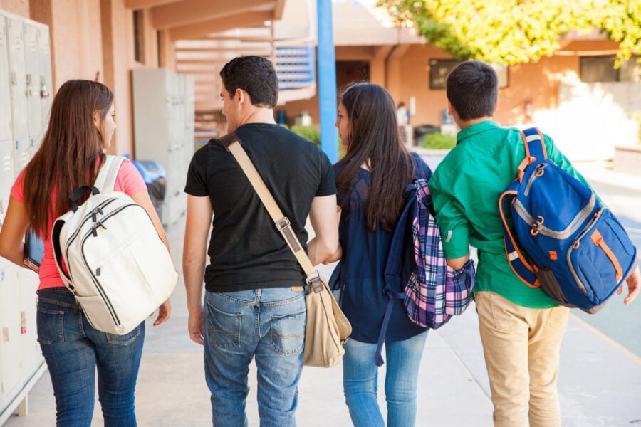 Dress code scolastico: in primo piano degli studenti si recano in classe.