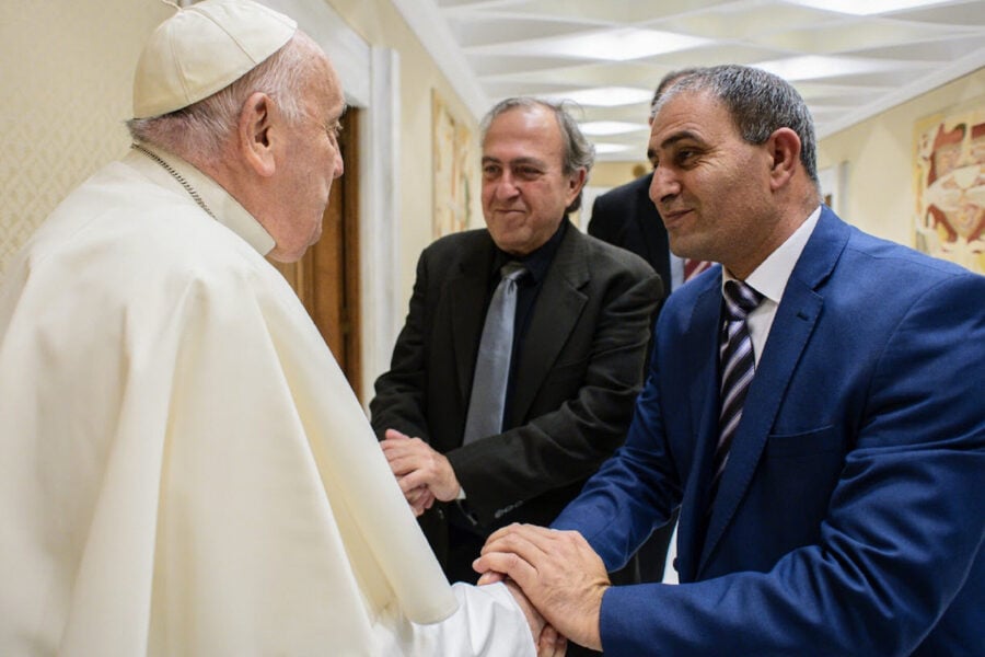Papa Francesco incontra Bassam Aramin e Rami Elhanan in occasione del conferimento del Premio Costruttori di Pace (marzo 2024)