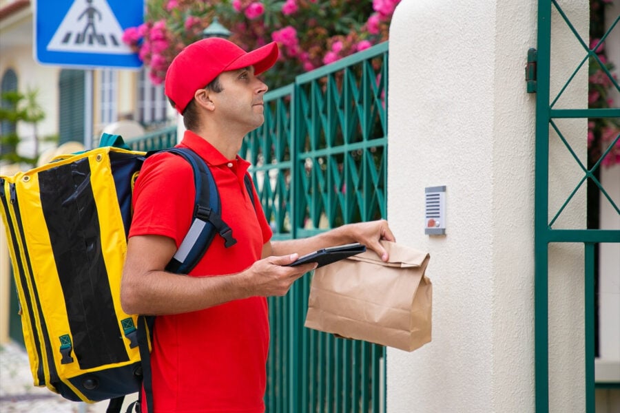 food delivery: rider con un sacchetto