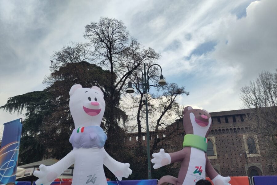 Immagine di Eventi Paralimpici. Le mascotte dei giochi di Milano Cortina davanti a Castello sforzesco a Milano