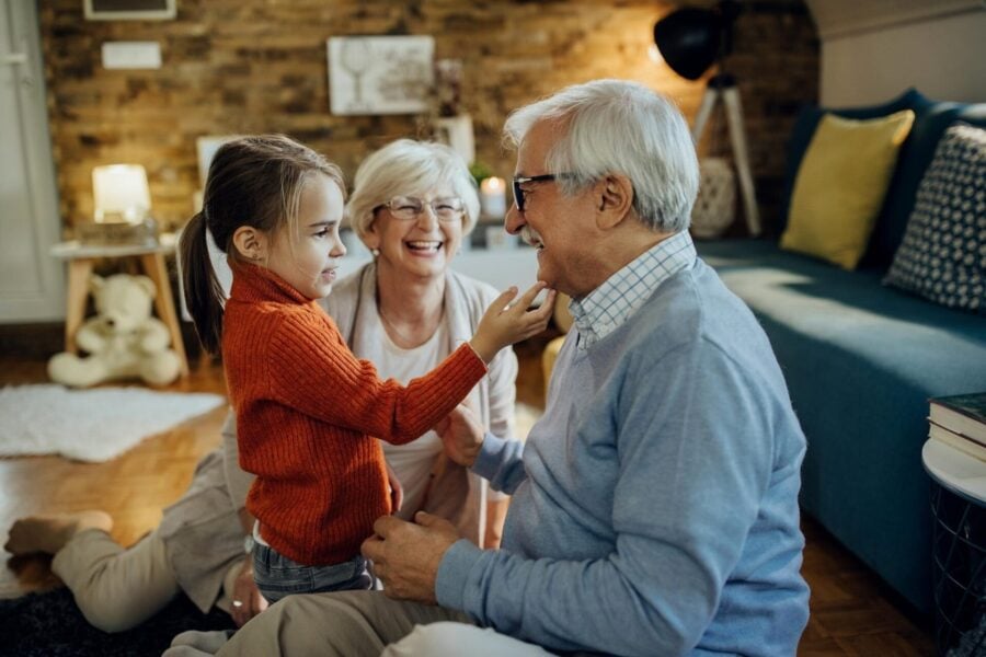 assegno di inclusione 2026: una bambina con due persone anziane