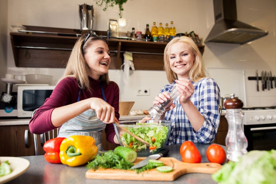 nuova piramide alimentare e dieta mediterranea: due donne che preparano un'insalata