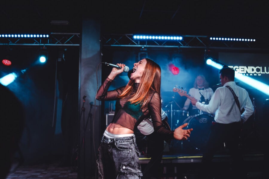 Punk rock: Greta canta al microfono ad un concerto