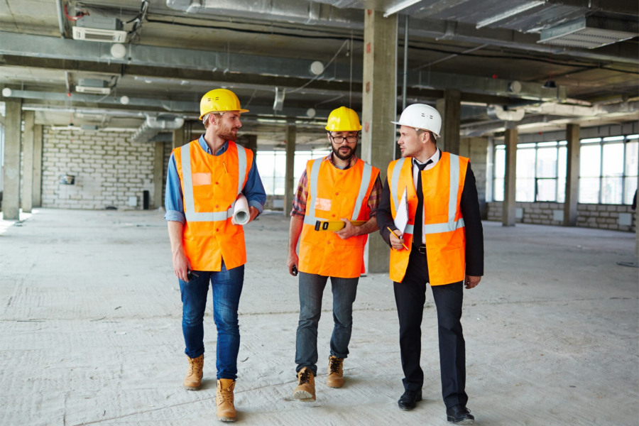 corso di formazione: tre operai in un cantiere