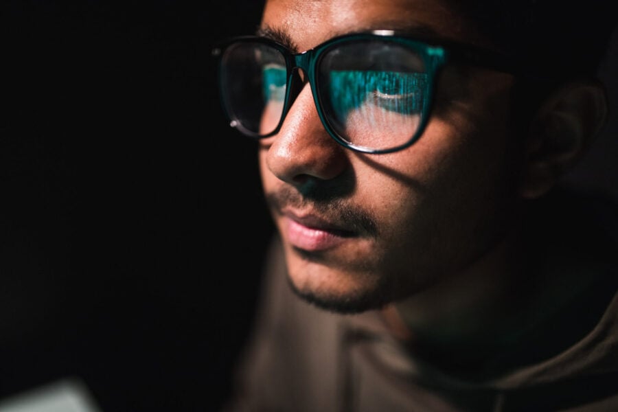 smart glasses: un ragazzo con un paio di occhiali