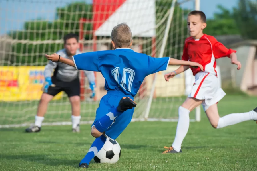 Giovani ragazzi del settore giovanile che giocano a calcio