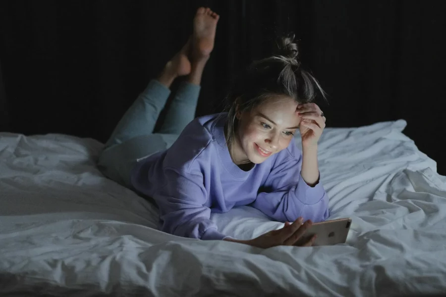 estensione chrome: ragazza distesa sul letto con il telefono