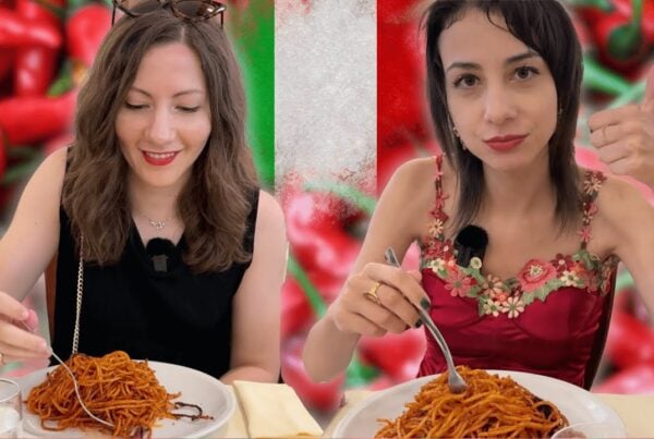 Due ragazze mangiano gli spaghetti all'assassina