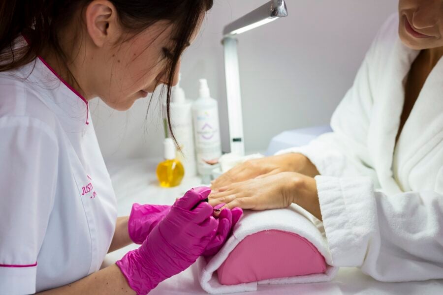 salone di bellezza: estetista servizio unghie