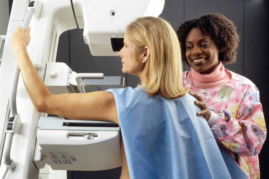 Intelligenza artificiale e cancro al seno: può individuare i segnali precocemente fino a sei anni prima