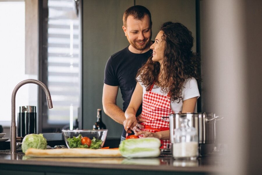 lavoro domestico: una giovane coppia che cucina insieme