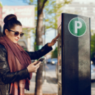 parcheggio libero: donna che paga la sosta alla colonnina