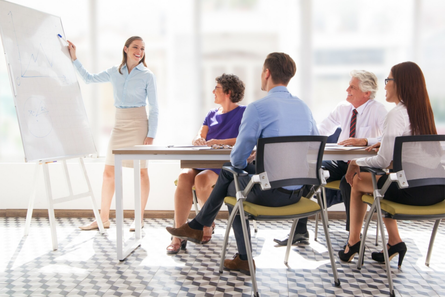 formazione lavoro: un gruppo di persone che segue un corso