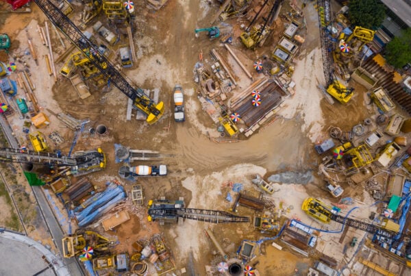 Vista aerea di macchinari edili che lavorano in cantiere