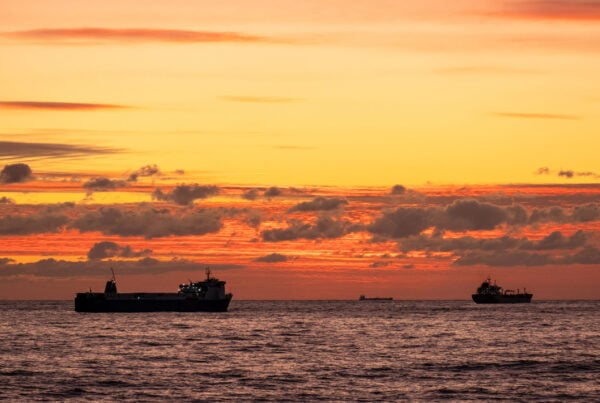 Stretto di Hormuz: imbarcazioni che navigano al tramonto